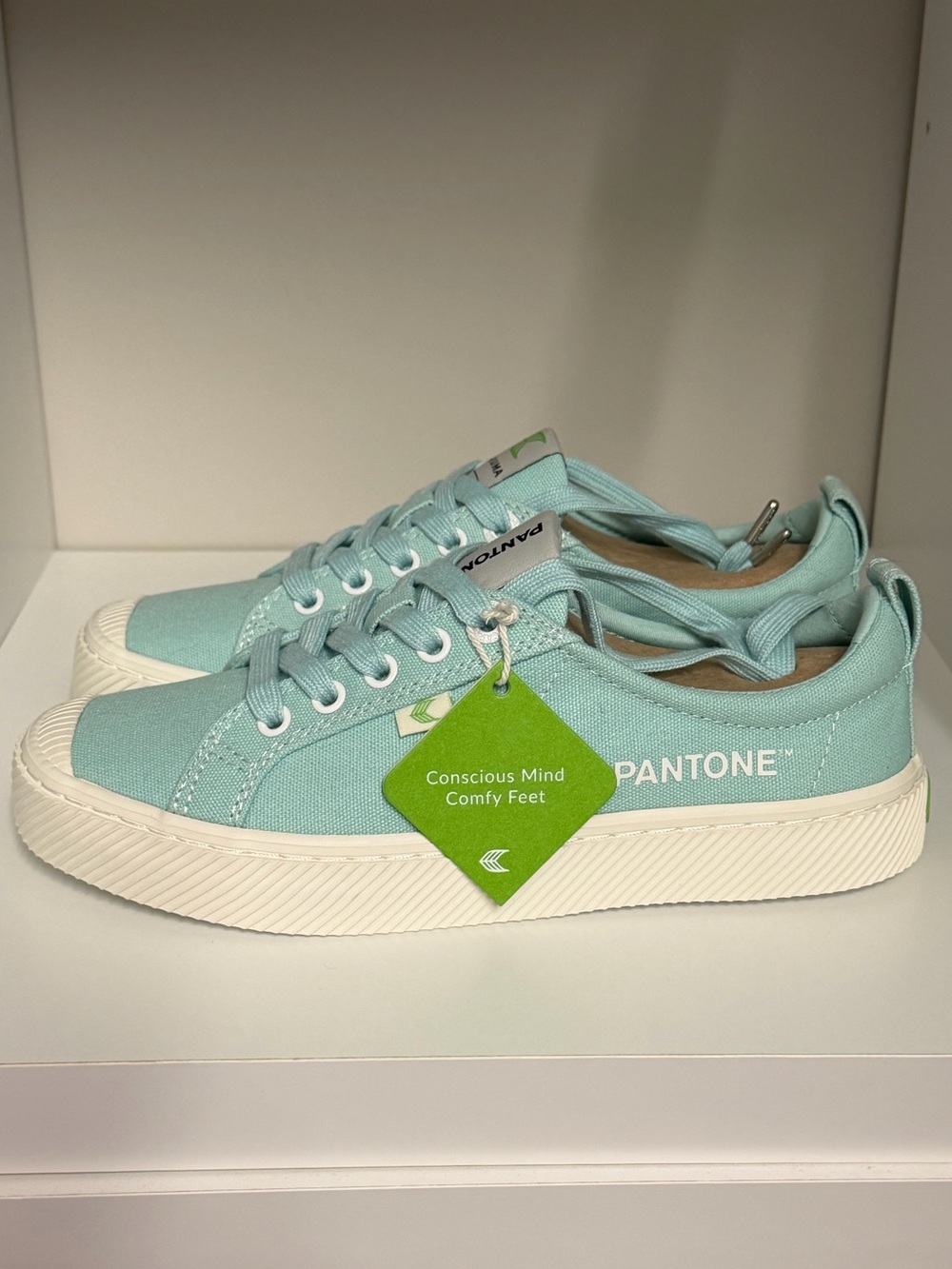 NEW Cariuma Pantone unisex sneaker eggshell blue Womens 7 Mens 5.5 - Picture 4 of 12